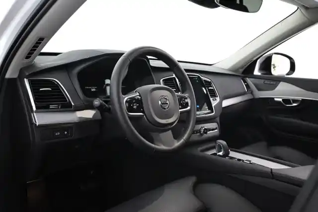 Valkoinen Maastoauto, Volvo XC90 – VAR-40768