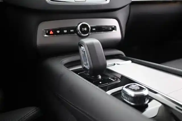 Valkoinen Maastoauto, Volvo XC90 – VAR-40768