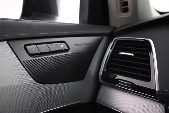 Valkoinen Maastoauto, Volvo XC90 – VAR-40768