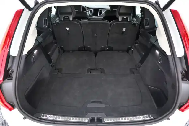 Valkoinen Maastoauto, Volvo XC90 – VAR-40768