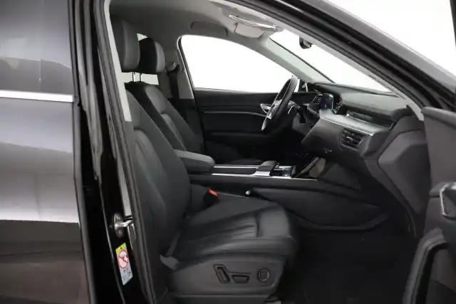 Musta Maastoauto, Audi e-tron – VAR-40781