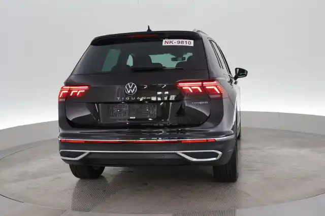 Musta Maastoauto, Volkswagen Tiguan – VAR-408160