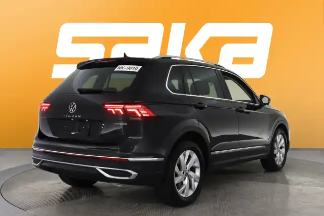 Musta Maastoauto, Volkswagen Tiguan – VAR-408160