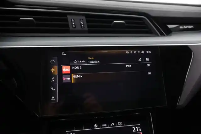 Sininen Maastoauto, Audi e-tron – VAR-41165