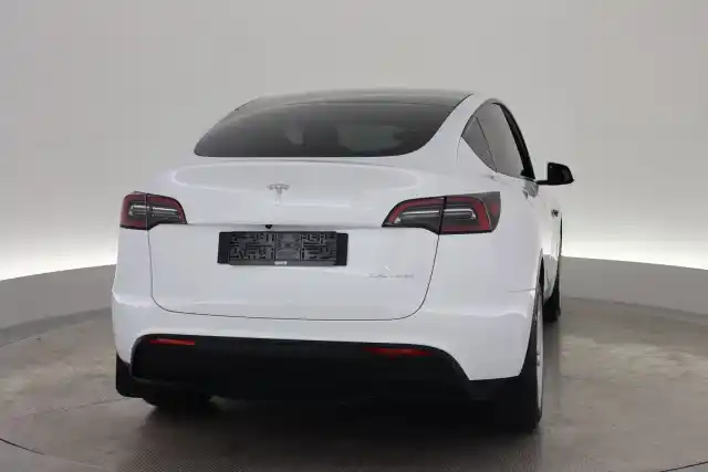 Valkoinen Maastoauto, Tesla Model Y – VAR-41203