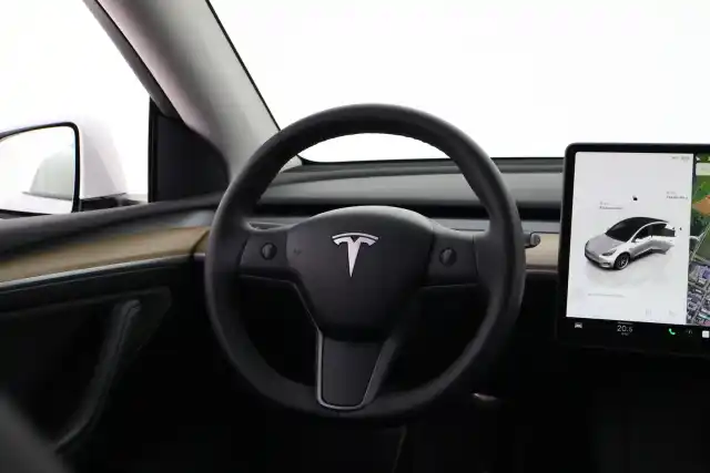 Valkoinen Maastoauto, Tesla Model Y – VAR-41203