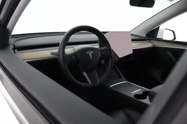 Valkoinen Maastoauto, Tesla Model Y – VAR-41203