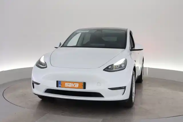 Valkoinen Maastoauto, Tesla Model Y – VAR-41203