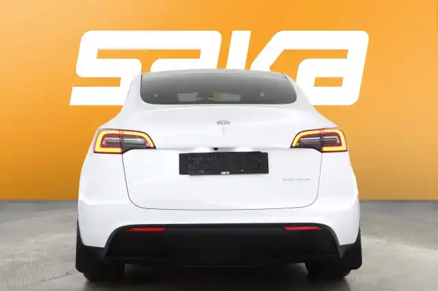 Valkoinen Maastoauto, Tesla Model Y – VAR-41203