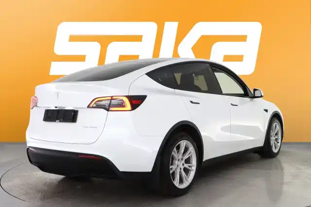 Valkoinen Maastoauto, Tesla Model Y – VAR-41203