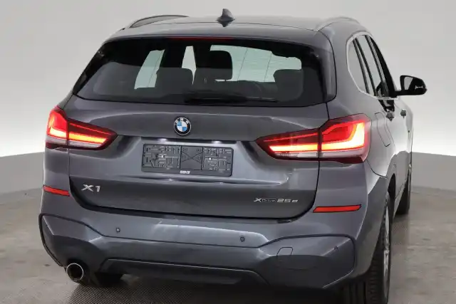 Harmaa Maastoauto, BMW X1 – VAR-41207