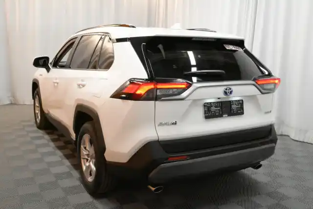 Valkoinen Maastoauto, Toyota RAV4 – VAR-41251