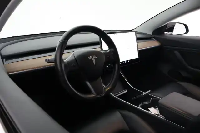 Musta Viistoperä, Tesla Model 3 – VAR-41252