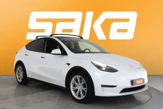 Valkoinen Maastoauto, Tesla Model Y – VAR-41997