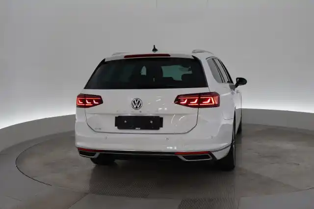 Valkoinen Farmari, Volkswagen Passat – VAR-42136