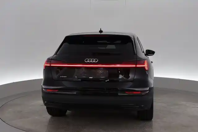 Musta Maastoauto, Audi e-tron – VAR-42313