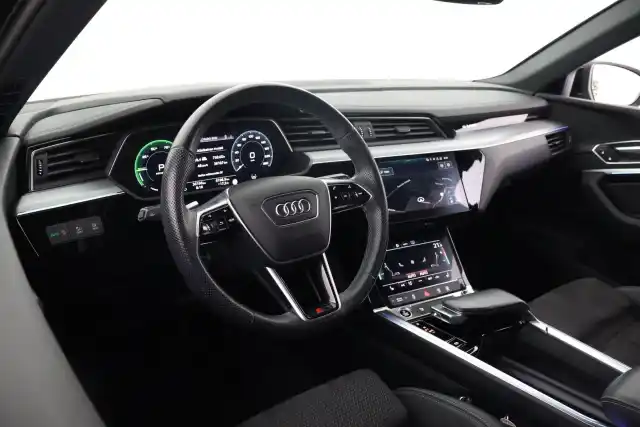 Musta Maastoauto, Audi e-tron – VAR-42313