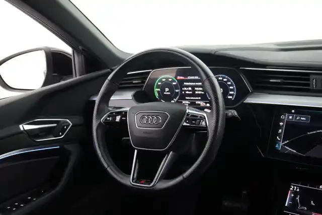 Musta Maastoauto, Audi e-tron – VAR-42313