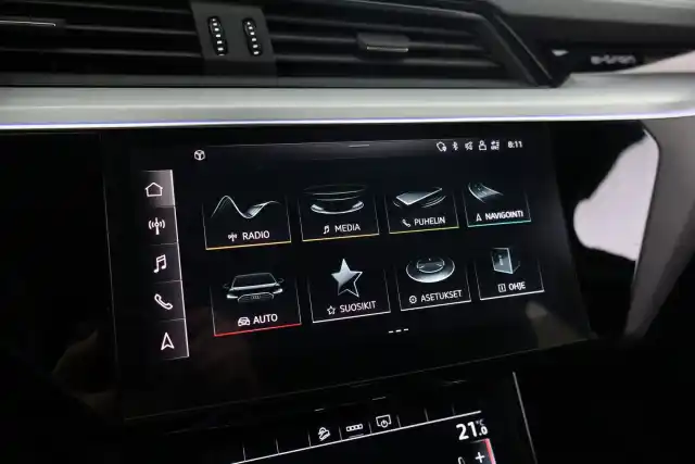 Musta Maastoauto, Audi e-tron – VAR-42313