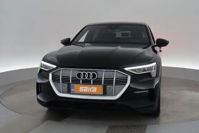 Musta Maastoauto, Audi e-tron – VAR-42313