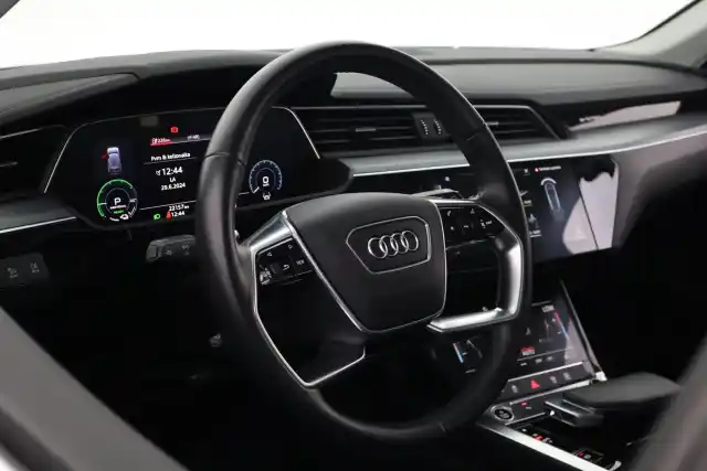 Musta Maastoauto, Audi e-tron – VAR-42401