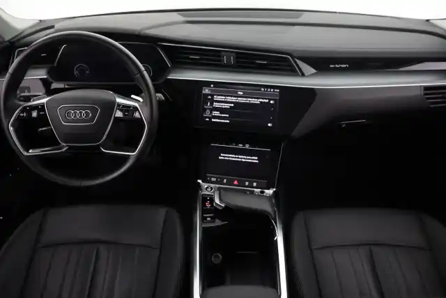 Musta Maastoauto, Audi e-tron – VAR-42401