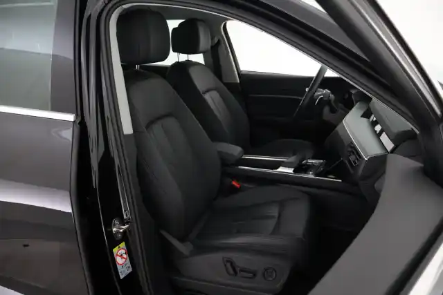 Musta Maastoauto, Audi e-tron – VAR-42401