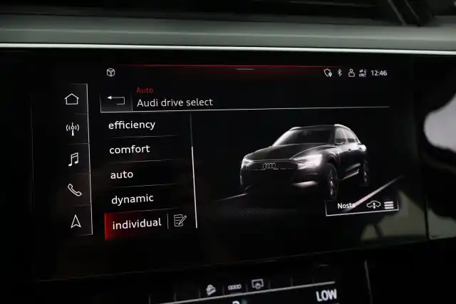 Musta Maastoauto, Audi e-tron – VAR-42401