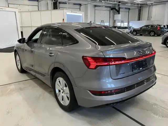 Harmaa Maastoauto, Audi e-tron – VAR-42852