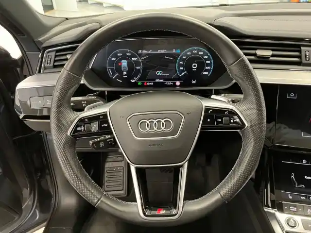 Harmaa Maastoauto, Audi e-tron – VAR-42852