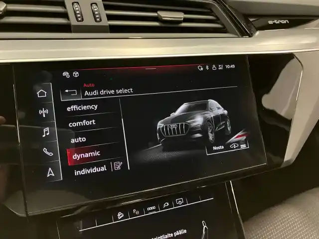 Harmaa Maastoauto, Audi e-tron – VAR-42852