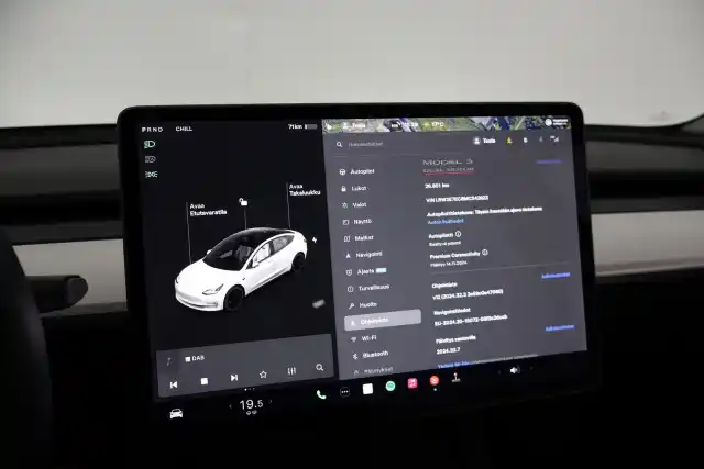 Valkoinen Sedan, Tesla Model 3 – VAR-42923