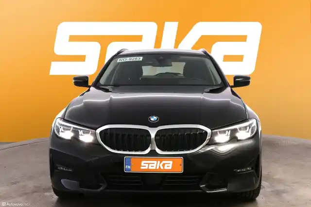 Musta Farmari, BMW 330 – VAR-42950