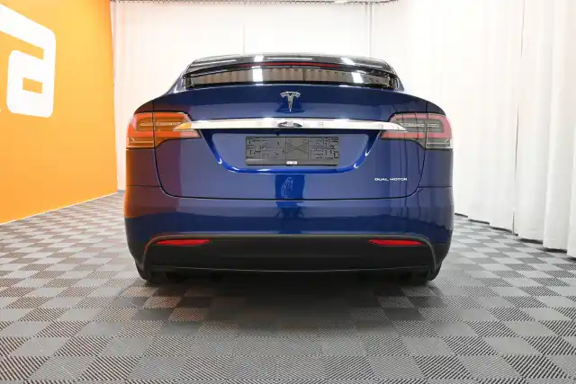 Sininen Maastoauto, Tesla Model X – VAR-43249