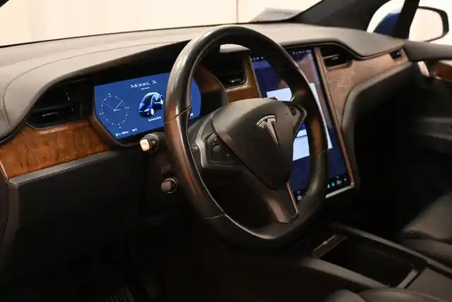 Sininen Maastoauto, Tesla Model X – VAR-43249