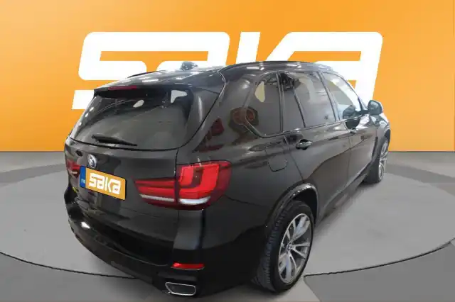 Musta Maastoauto, BMW X5 – VAR-43288