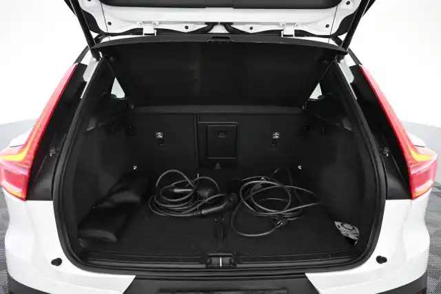 Valkoinen Maastoauto, Volvo XC40 – VAR-43614