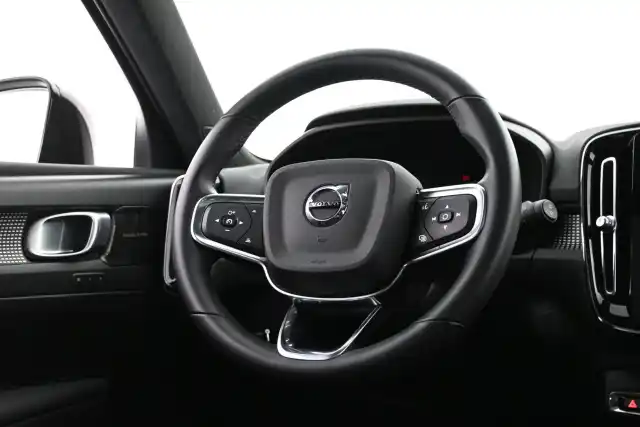 Valkoinen Maastoauto, Volvo XC40 – VAR-43614