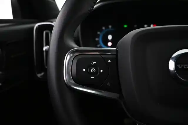 Valkoinen Maastoauto, Volvo XC40 – VAR-43614