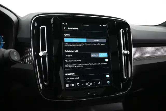 Valkoinen Maastoauto, Volvo XC40 – VAR-43614