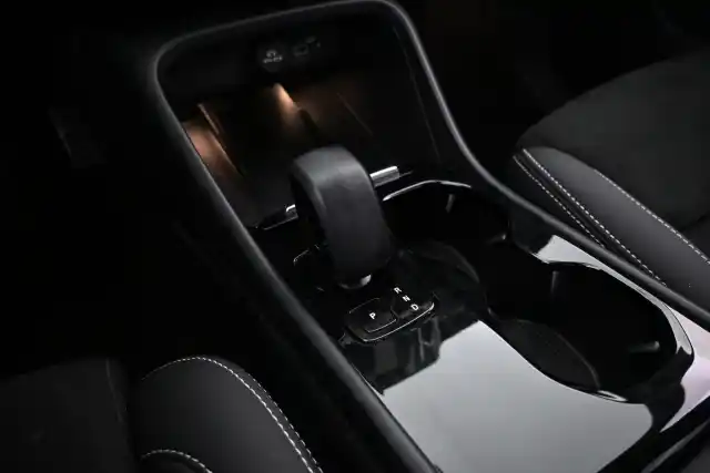 Valkoinen Maastoauto, Volvo XC40 – VAR-43614