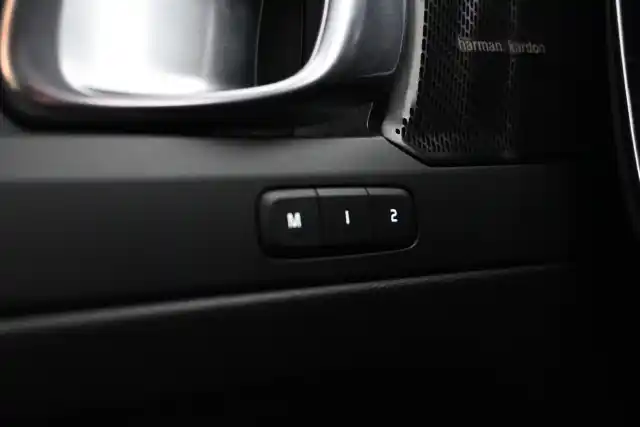 Valkoinen Maastoauto, Volvo XC40 – VAR-43614
