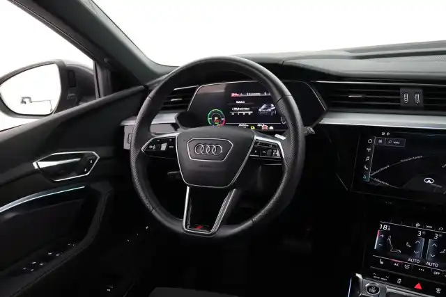 Harmaa Maastoauto, Audi e-tron – VAR-43954