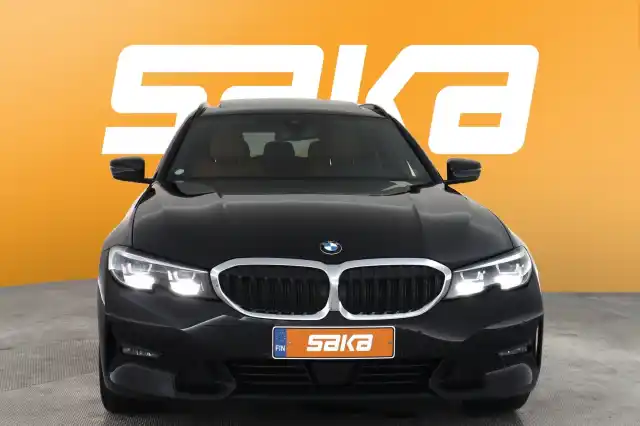 Musta Farmari, BMW 330 – VAR-44482