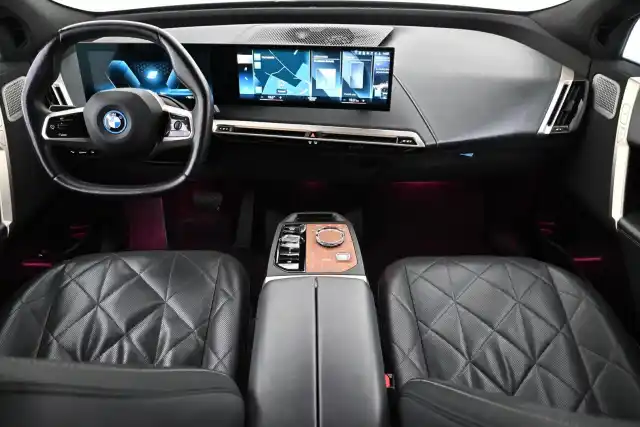Musta Maastoauto, BMW iX – VAR-44651