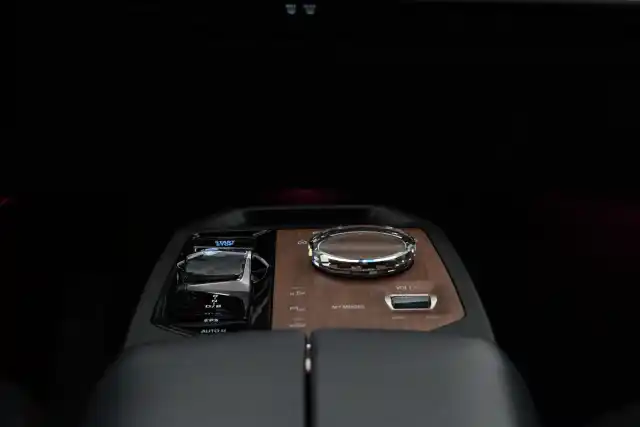 Musta Maastoauto, BMW iX – VAR-44651