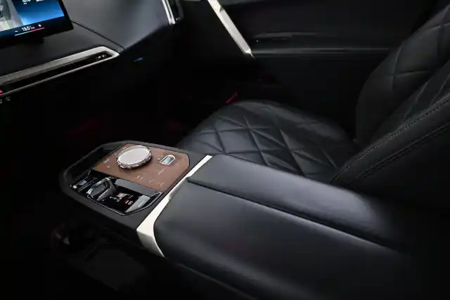 Musta Maastoauto, BMW iX – VAR-44651