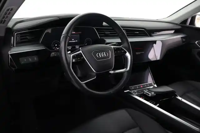 Musta Maastoauto, Audi e-tron – VAR-44803