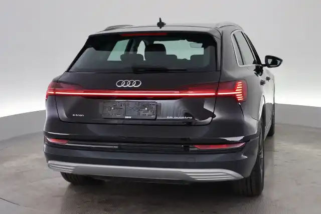 Musta Maastoauto, Audi e-tron – VAR-44803