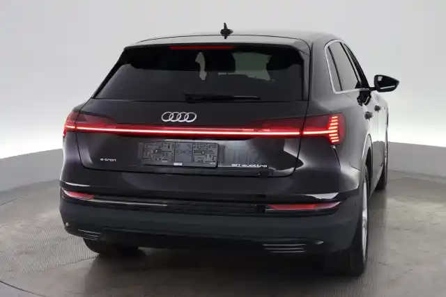 Musta Maastoauto, Audi e-tron – VAR-44811